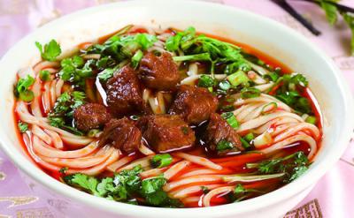 成都美食小吃擔(dān)擔(dān)面，鹵汁酥香，咸鮮微辣